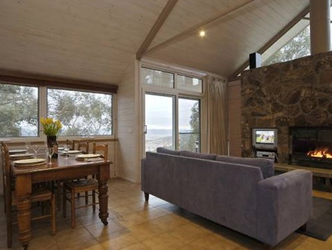 Silvertop Snowy Mountains Retreat - Lennox Head Accommodation 1