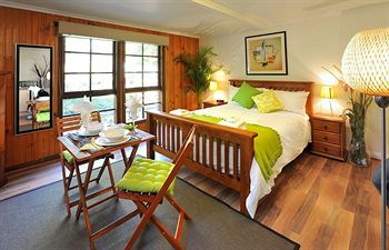 Holly Lodge - Lennox Head Accommodation 1