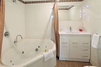 Holly Lodge - Lennox Head Accommodation 13