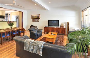 Holly Lodge - Lennox Head Accommodation 28