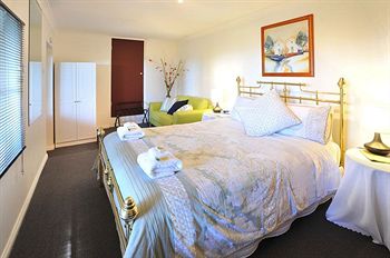 Holly Lodge - Lennox Head Accommodation 32