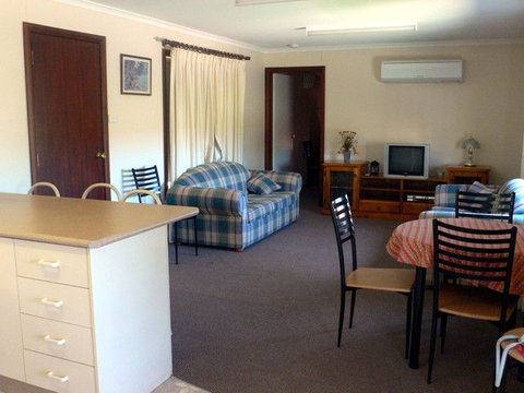 Back O' Bourke Accommodation - Lennox Head Accommodation 2