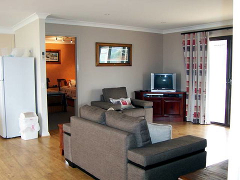 Elm Cottage - Tumut - Lennox Head Accommodation 1