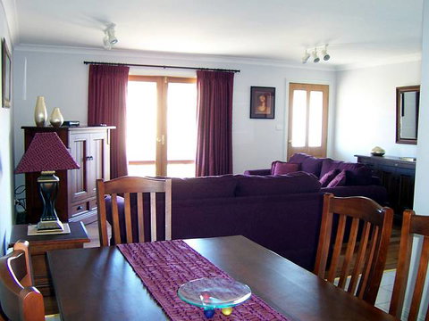 Elm Cottage - Tumut - Lennox Head Accommodation 2