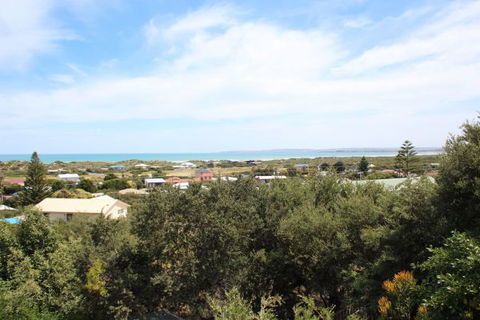 LJ Hooker Goolwa Holiday Rentals - 39 Bradford Road, Goolwa Beach - Lennox Head Accommodation 2
