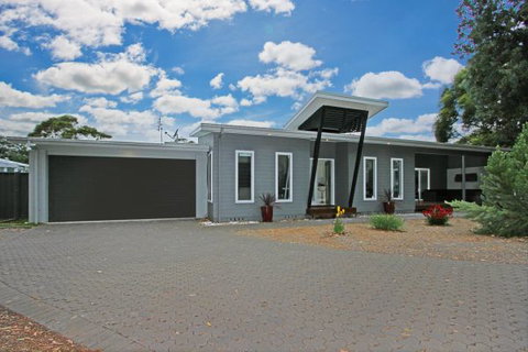 Poolside - Lennox Head Accommodation 0