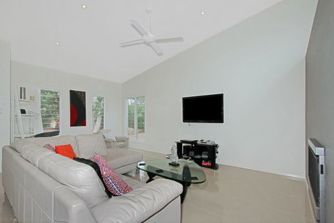 Poolside - Lennox Head Accommodation 1