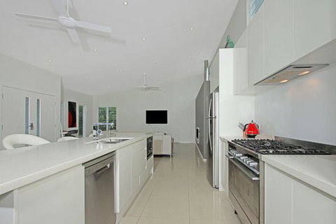Poolside - Lennox Head Accommodation 2