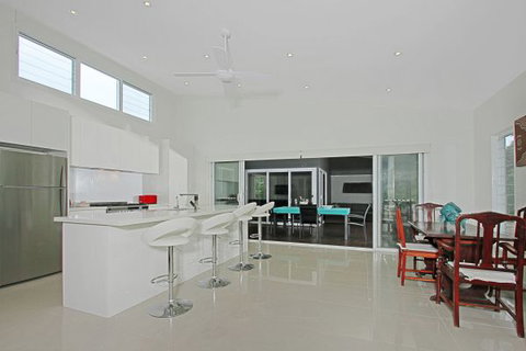Poolside - Lennox Head Accommodation 3