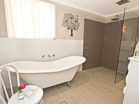Queen's Cottage Barossa Valley - Lennox Head Accommodation 2