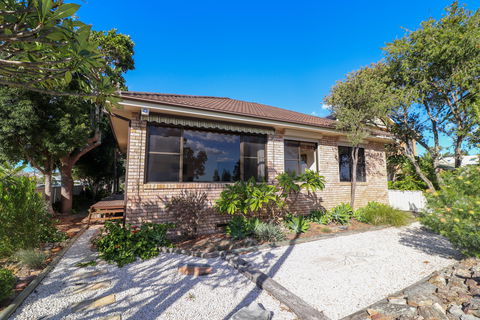 A Reflection On The Lake - Lennox Head Accommodation 1