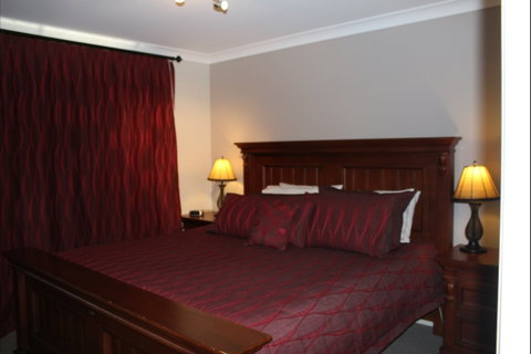 Elm Cottage Tumut - Lennox Head Accommodation 2