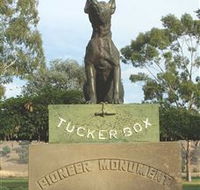 The Dog on the Tucker Box - Lennox Head Accommodation