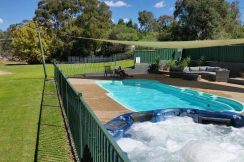 Early Settlers Motel Tocumwal - Lennox Head Accommodation 0