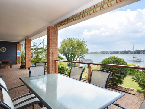 The House On The Lake At Fishing Point Lake Macquarie Honestly Put The Line In & Catch Fish - Lennox Head Accommodation 4