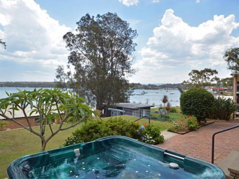 The House On The Lake At Fishing Point Lake Macquarie Honestly Put The Line In & Catch Fish - Lennox Head Accommodation 2
