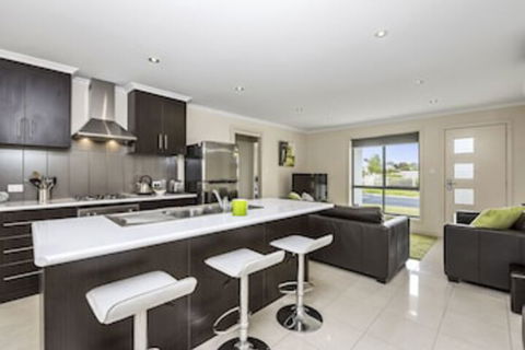 Megan Court Apartments - Lennox Head Accommodation 0