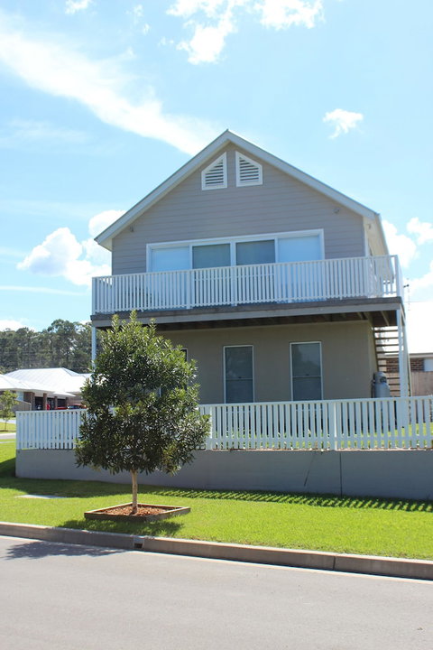 Red Waratah - Lennox Head Accommodation 6