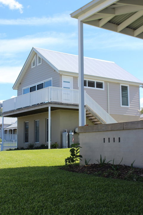 Red Waratah - Lennox Head Accommodation 3