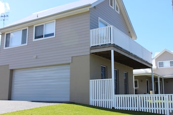 Red Waratah - Lennox Head Accommodation 4