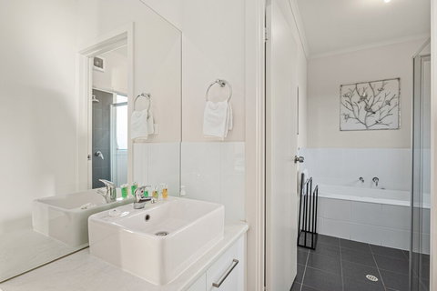 Oceans Eight - Lennox Head Accommodation 2