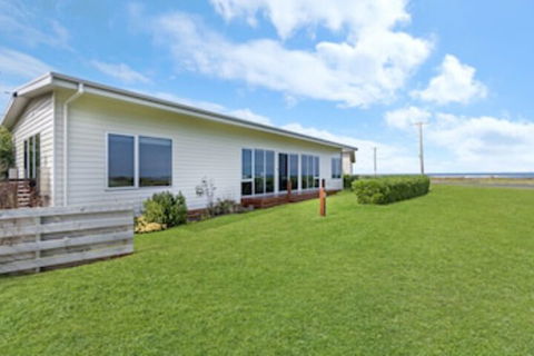 Bees Dacha - Lennox Head Accommodation 0