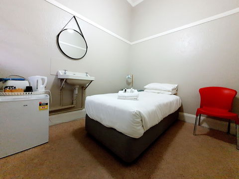 Royal Hotel West Wyalong - Lennox Head Accommodation 4