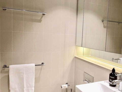 Pride Docklands Waterfront Apartment City View - Lennox Head Accommodation 4