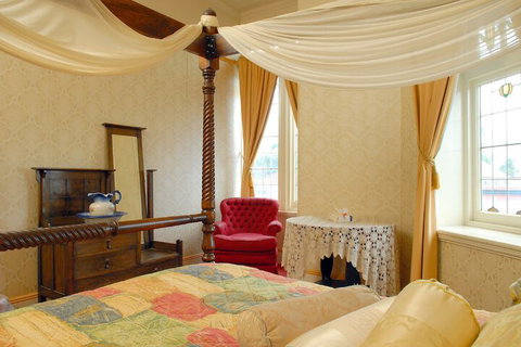 Mickey Bourke's Koroit Hotel - Lennox Head Accommodation 5