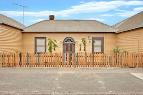 Robinson Cottage - Lennox Head Accommodation 0