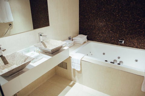 Holiday Inn Warwick Farm, An IHG Hotel - Lennox Head Accommodation 7