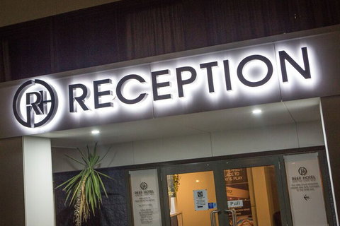 Gladstone Reef Hotel Motel - Lennox Head Accommodation 1