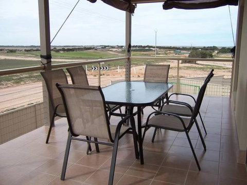 Relax On Par - Lennox Head Accommodation 1