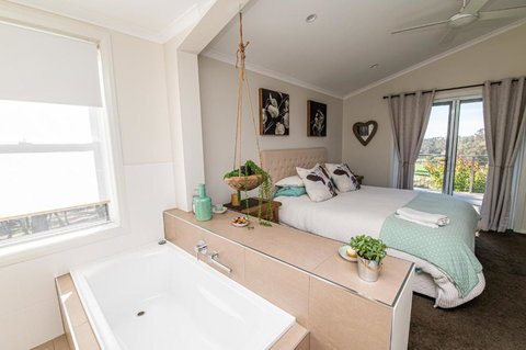 Mortimers Wines The Canopy Loft - Lennox Head Accommodation 4