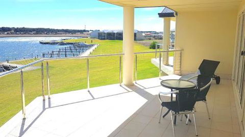 Island Waterfront Getaway WiFi - Lennox Head Accommodation 5