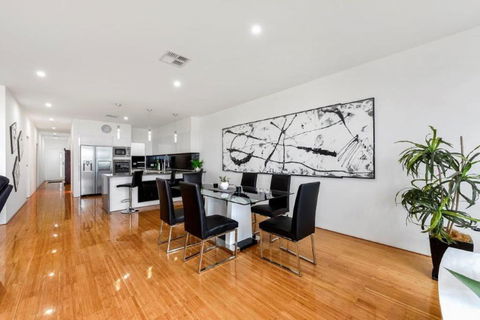 BENGALEE EXECUTIVE TOWNHOUSE MODERN & STYLISH - Lennox Head Accommodation 3