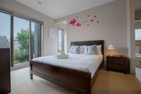 Gorgeous 4BR Home In Point Cook - Lennox Head Accommodation 3