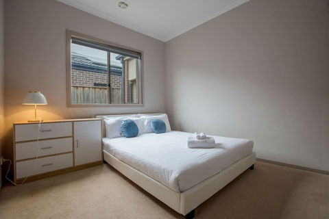 Gorgeous 4BR Home In Point Cook - Lennox Head Accommodation 1