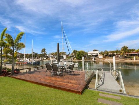 WATERFRONT HOME BORDERING MOOLOOLABA - Lennox Head Accommodation 6