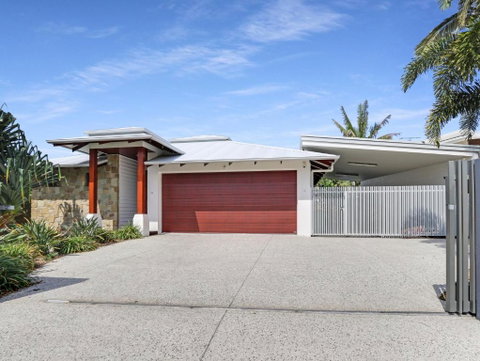 WATERFRONT HOME BORDERING MOOLOOLABA - Lennox Head Accommodation 2