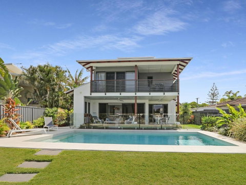 WATERFRONT HOME BORDERING MOOLOOLABA - Lennox Head Accommodation 4