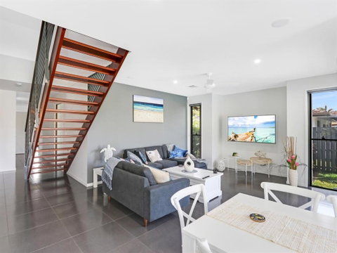 WATERFRONT HOME BORDERING MOOLOOLABA - Lennox Head Accommodation 5