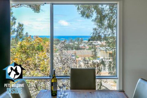 Contemporary House + Seaviews - Lennox Head Accommodation 6