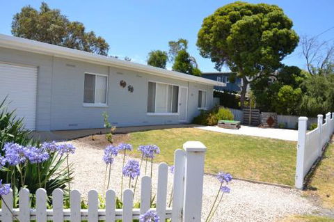 Bay Breeze Cottage - Lennox Head Accommodation 1