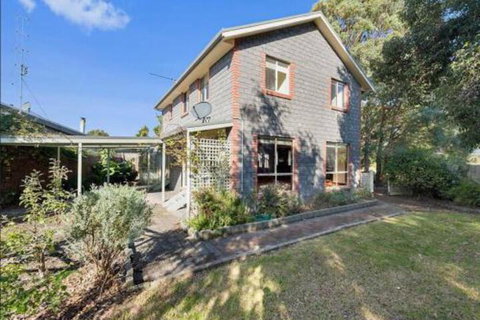 GUMS & ROSES Family Home In The Heart Of Town. - Lennox Head Accommodation 6