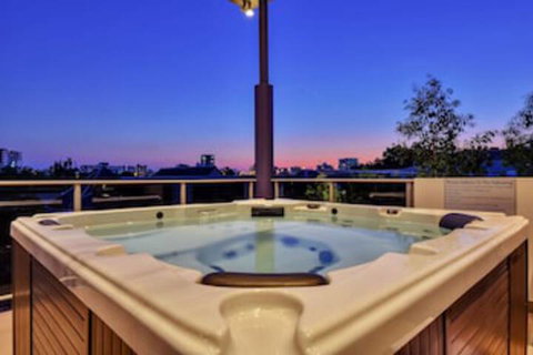Darwin City Lights Jacuzzi - Lennox Head Accommodation 0