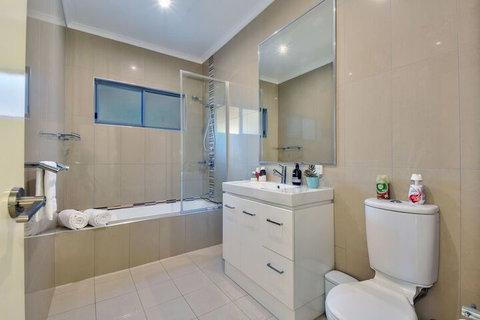 Darwin City Lights Jacuzzi - Lennox Head Accommodation 4
