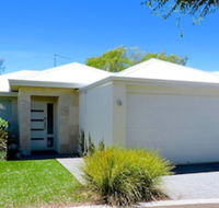 Contemporary Cove - Lennox Head Accommodation