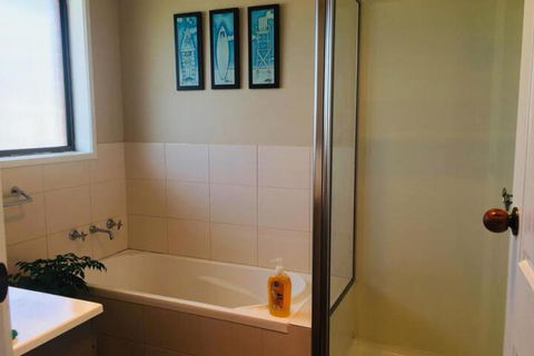QUEEN BEDROOM FRIENDLY HOME PORTLAND - Lennox Head Accommodation 3