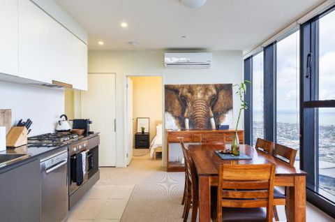 ON TOP Of THE WORLD BEST VIEWS In MELBOURNE !! - Lennox Head Accommodation 2
